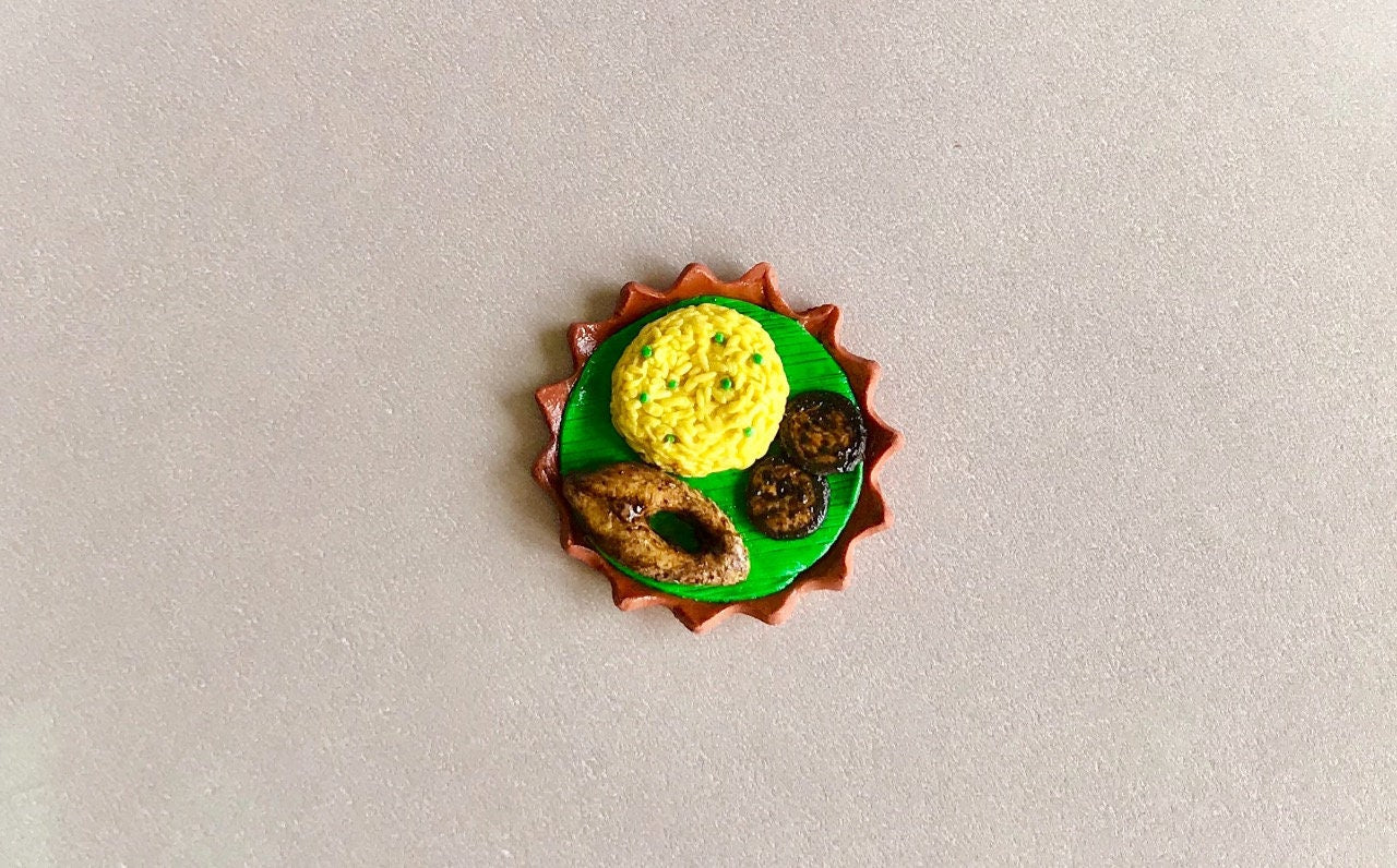 Indian Food Miniature Fridge Magnet, Dollhouse food, Miniature Khichudi with Ilish and Begun Bhaja 1:12 Scale