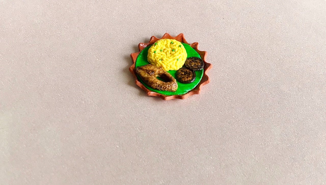 Indian Food Miniature Fridge Magnet, Dollhouse food, Miniature Khichudi with Ilish and Begun Bhaja 1:12 Scale