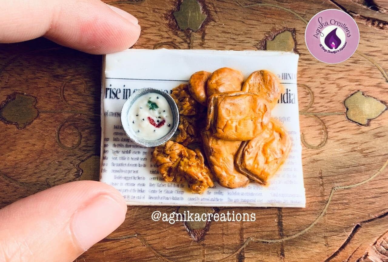 Indian Food Fridge Magnet, Handmade Dollhouse Food, Miniature Onion, Potato and Vazhakkai Bhajjis with Coconut Chutney, 1:12 Scale