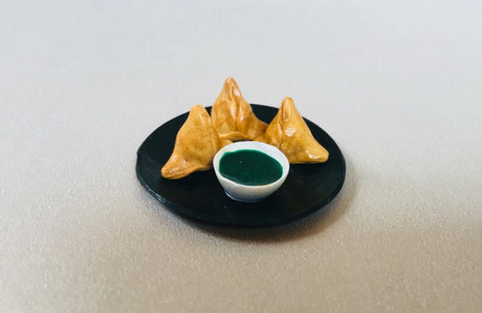 Indian Food Miniature Fridge Magnet, Dollhouse food, Miniature Samosa with Green Chutney, 1:12 Scale
