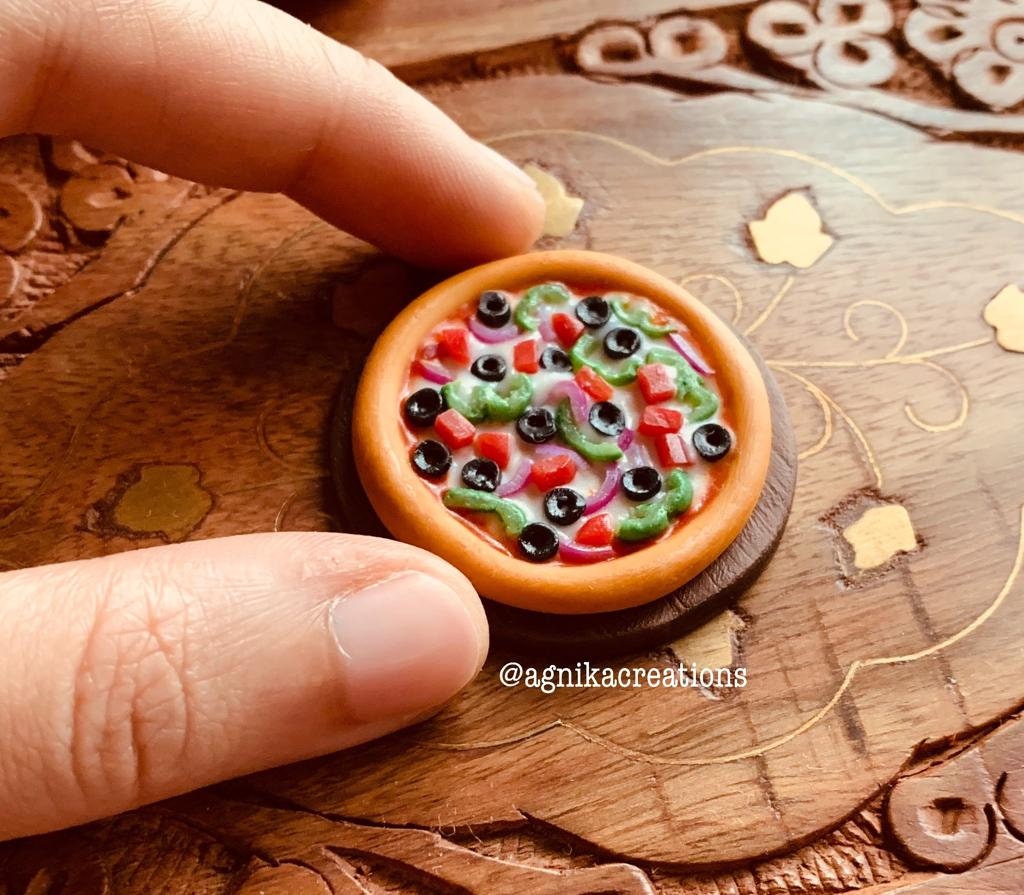 Miniature Veggie Pizza Fridge Magnet, Food Magnet, Refrigerator Magnet, Kitchen Magnet, Small Food Magnet, Cute Clay Magnet