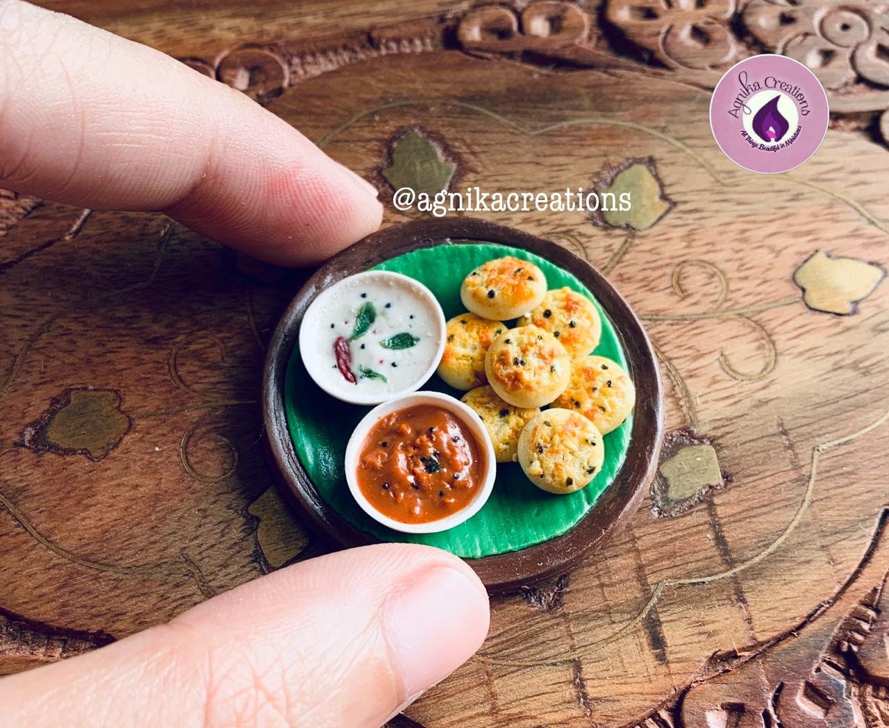 Indian Food Miniature Fridge Magnet, Handmade Dollhouse Food, Miniature Kuzhi Paniyarams with Nariyal Chutney and Kara Chutney, 1:12 Scale