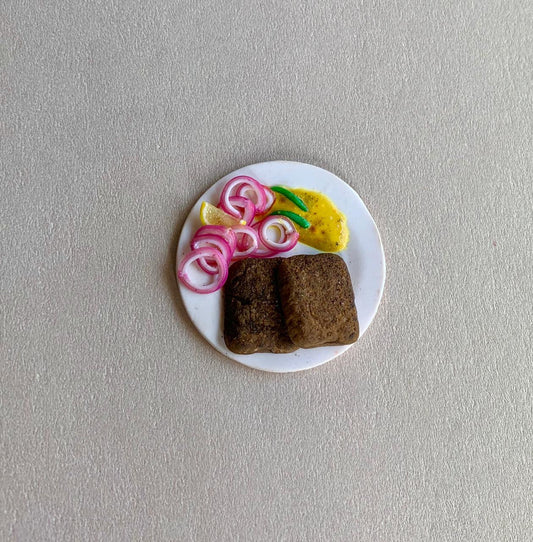 Indian Food Miniature Fridge Magnet, Dollhouse food, Miniature Fish Fry with Onion, Chillies, Lemon slice and Mustard Sauce, 1:12 Scale