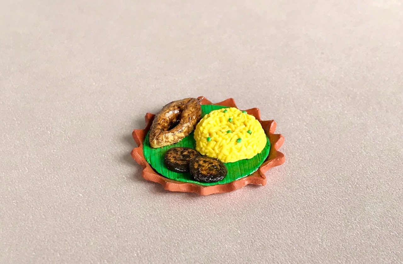 Indian Food Miniature Fridge Magnet, Dollhouse food, Miniature Khichudi with Ilish and Begun Bhaja 1:12 Scale